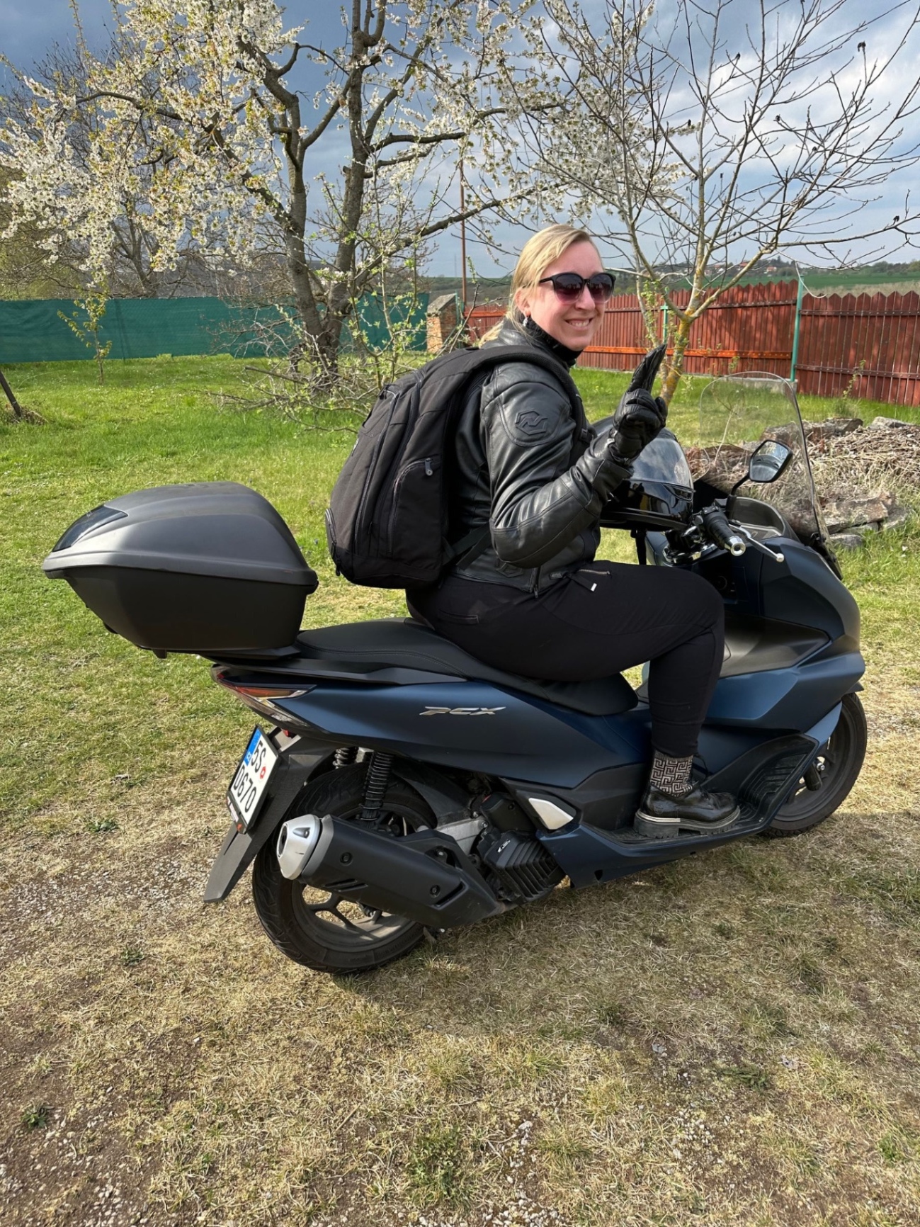 Testerka TOPGAL na motorce s produktem v reálném použití